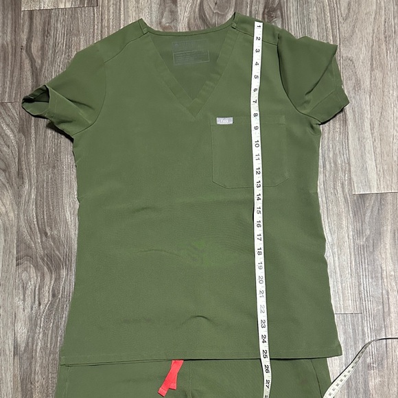 Women’s Figs Green Scrub Set XS – Stylish & Comfortable Medical Uniform. - Picture 3 of 9